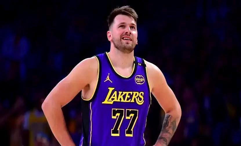 湖人队内，浓眉单核撑起战绩，却难掩三分火力的致命缺口；球迷喊着交易里弗斯，管理层