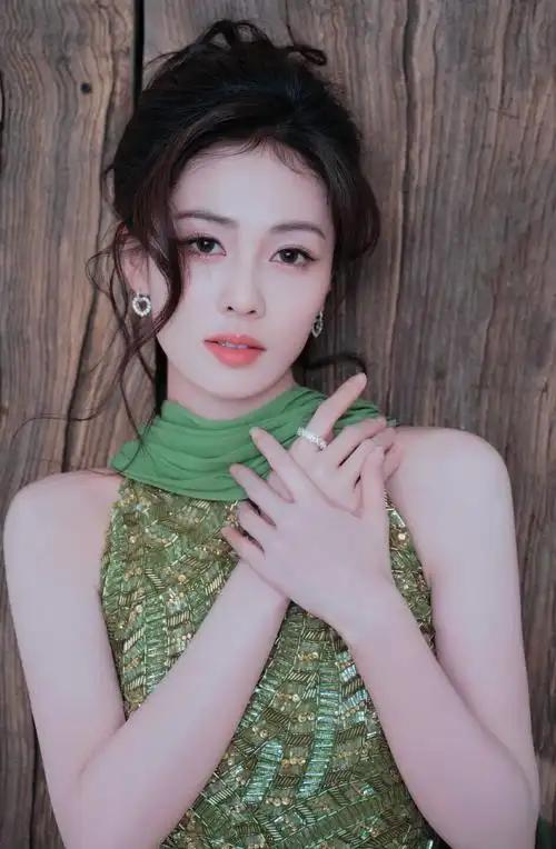 最近白鹿在剧组休息间隙的路透流出，她手里捧着温热的中药袋，对着镜头无奈又好笑地摆