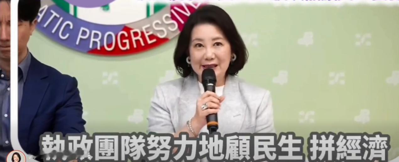 民进党“立院”党团总干事长吴思瑶嚣张得很，她说“主权在民！30年来的民主实践，‘
