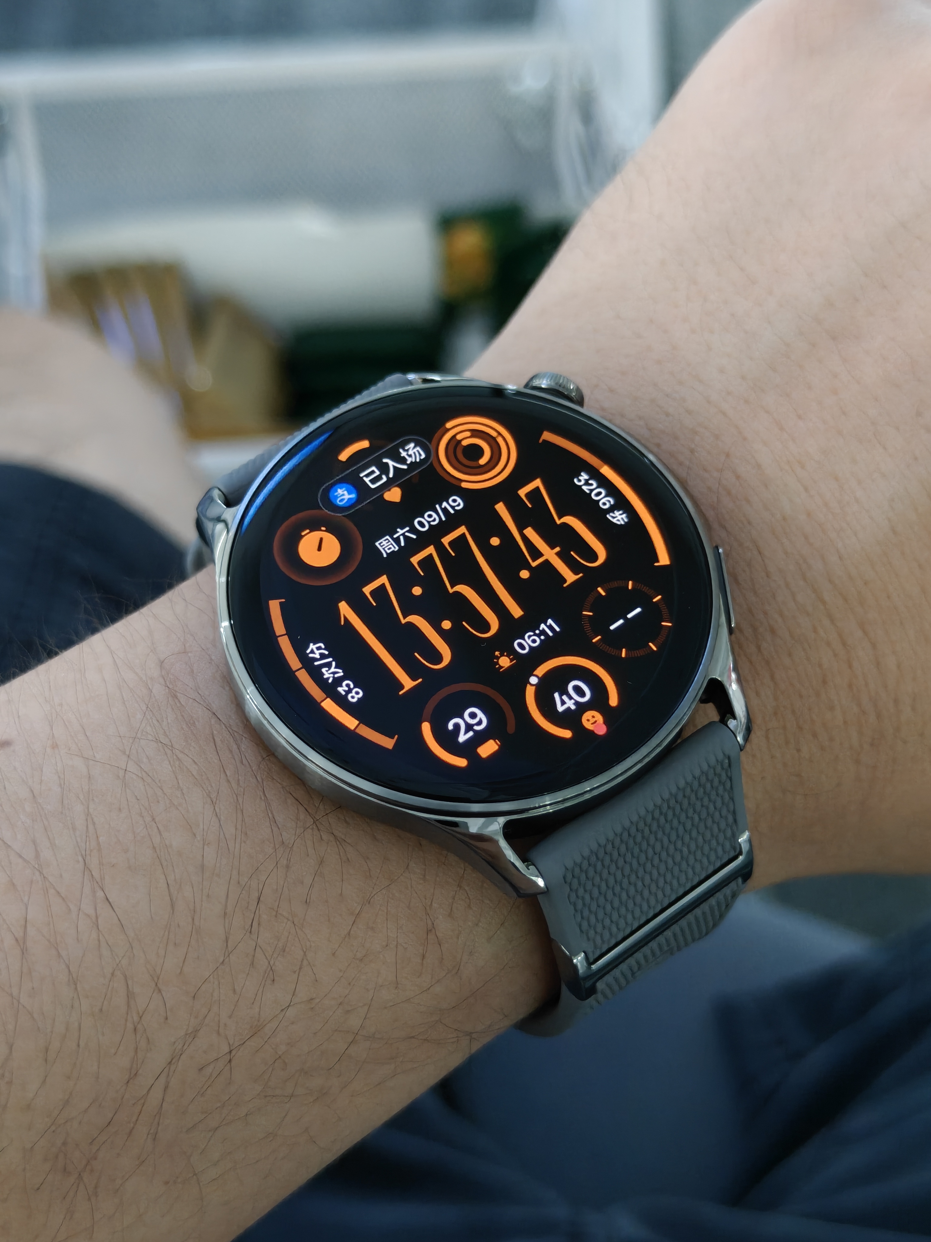 这次 OPPO WATCH S2 的质感真的做起来了。这个重量和厚度真的深得我心