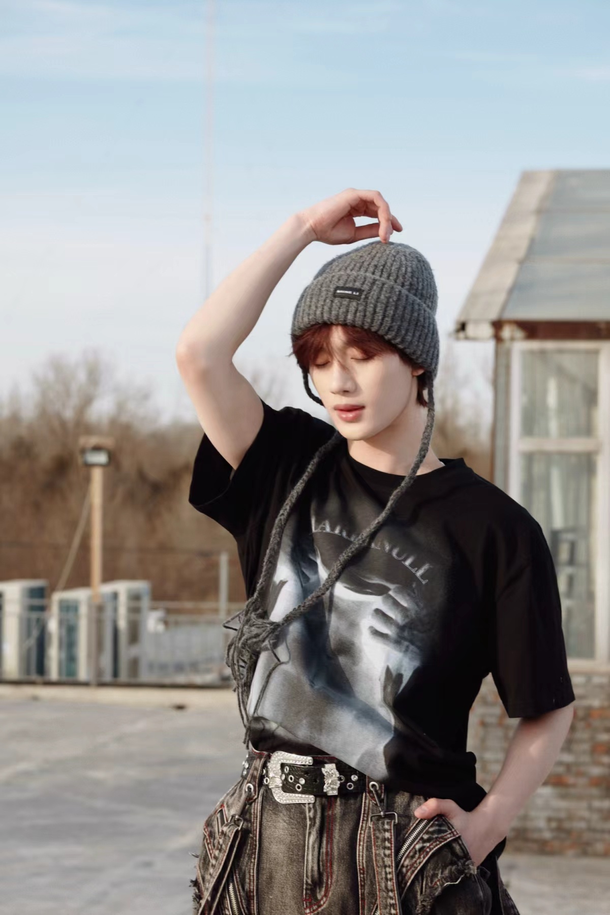 丁程鑫天台故事plog 丁程鑫天台故事plog来啦  红色毛衣vs黑色短袖，不管