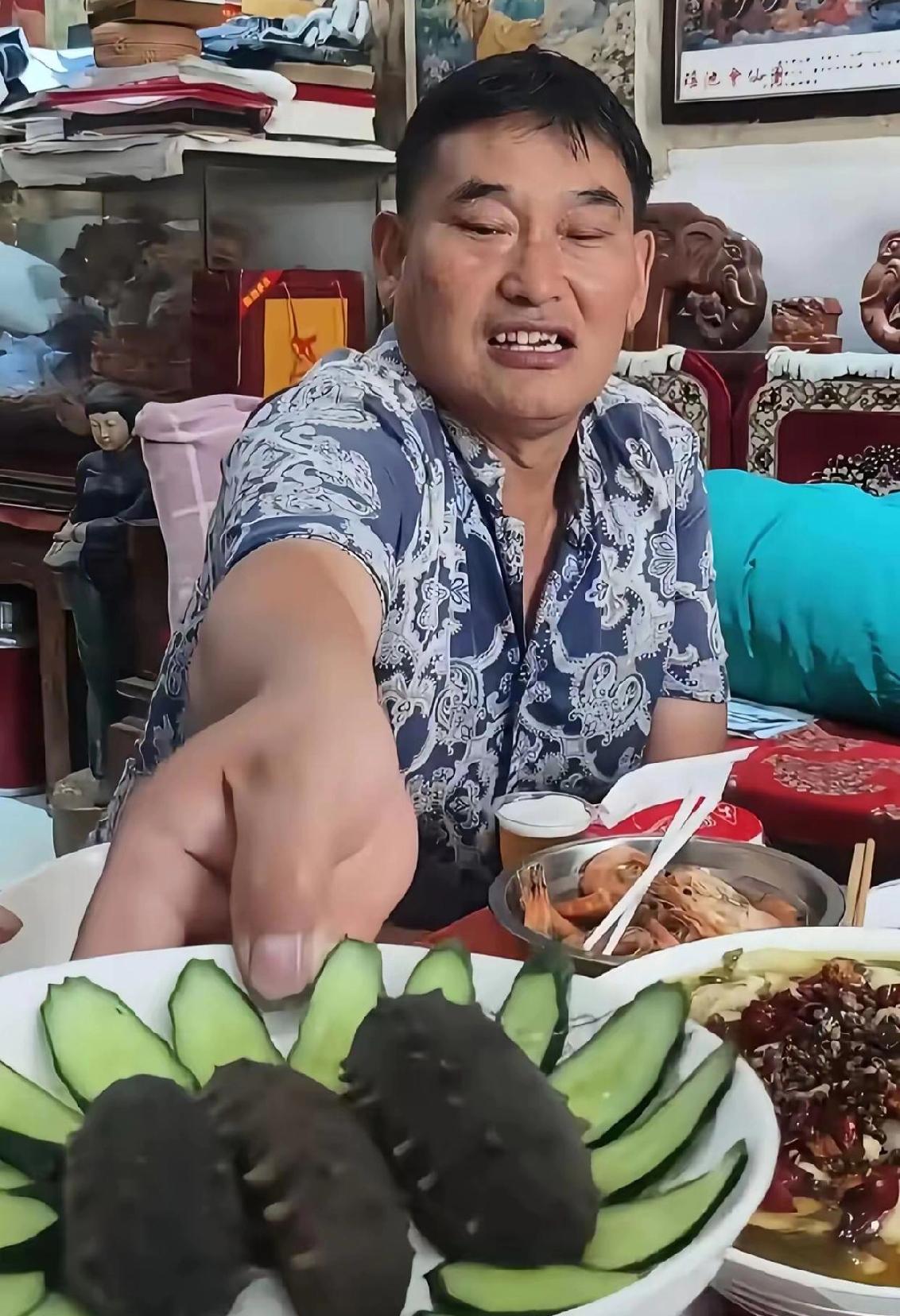 大衣哥的手段真不是一般的高!
首先大衣哥的商演基本上都黄了，
这并不是因为大衣哥