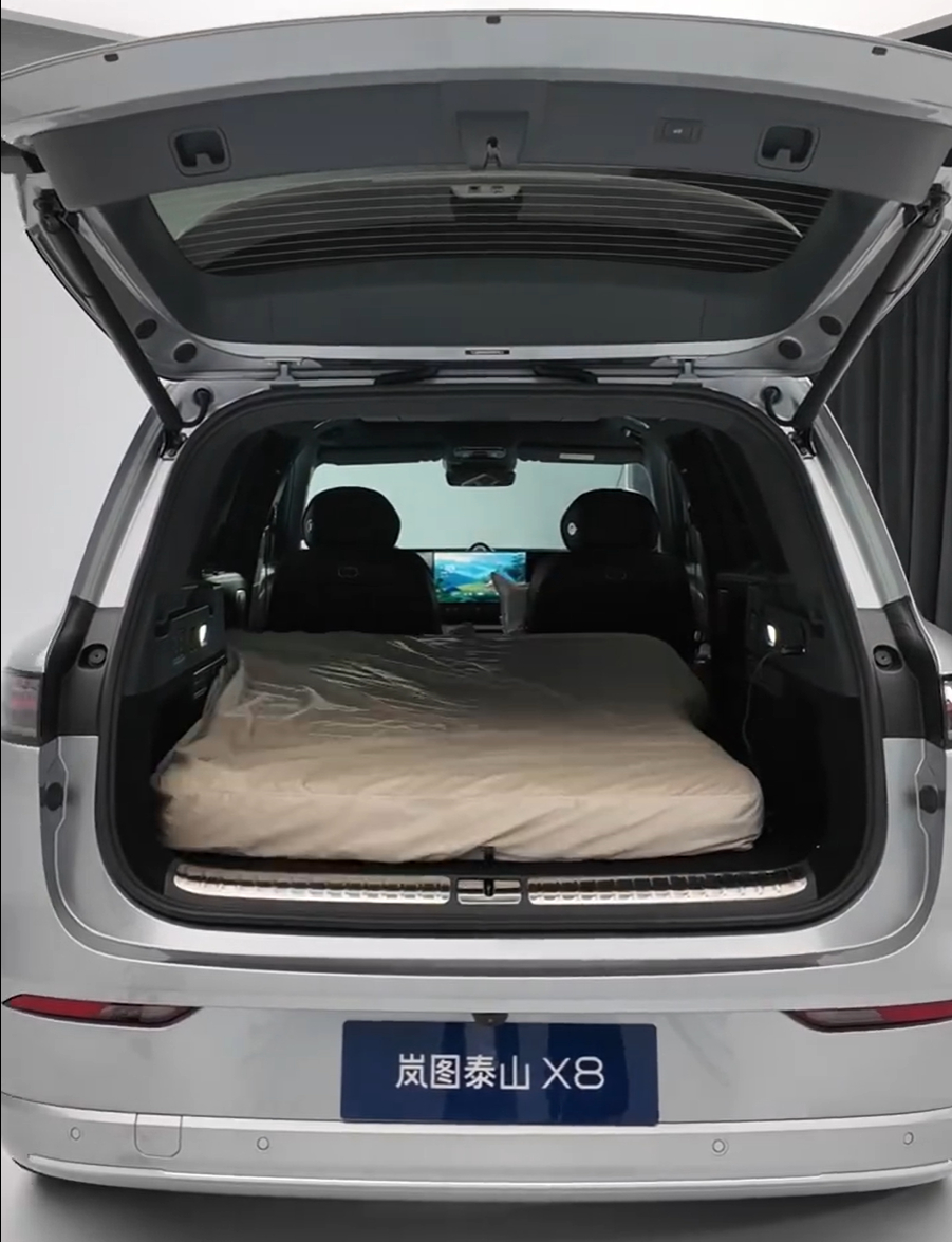 现在汽车是越做越卷了，岚图泰山X8连床都搬上车了，不敢想午睡有多香……
