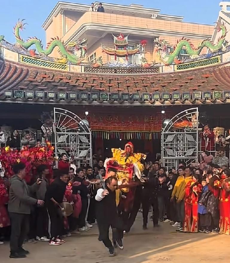 接财神爷到我家，愿我们全家都健康平安，事事顺意，幸福安康，孩子学业有成，前程似锦