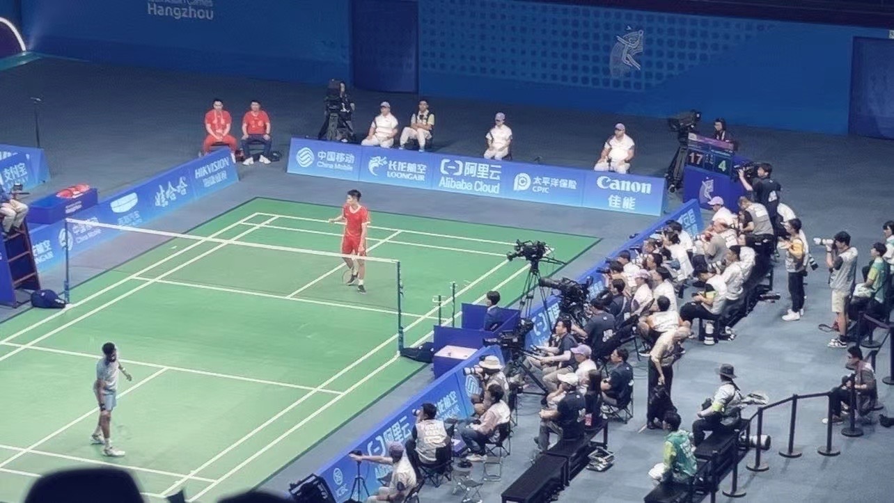 #国羽男团vs印度#赢了！！！大比分0-2落后，追到了3-2！羽毛球男团真的绝了