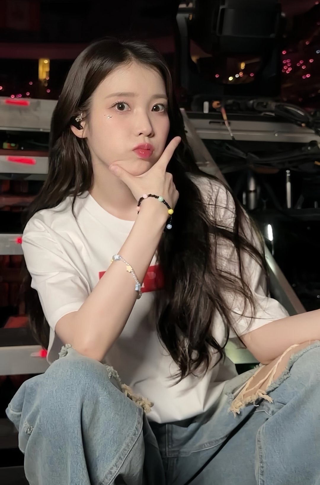 保镖对IU和曹承衍的表情差异真的完全就是带儿子还是带女儿的区别啊一个是灵珠一个是