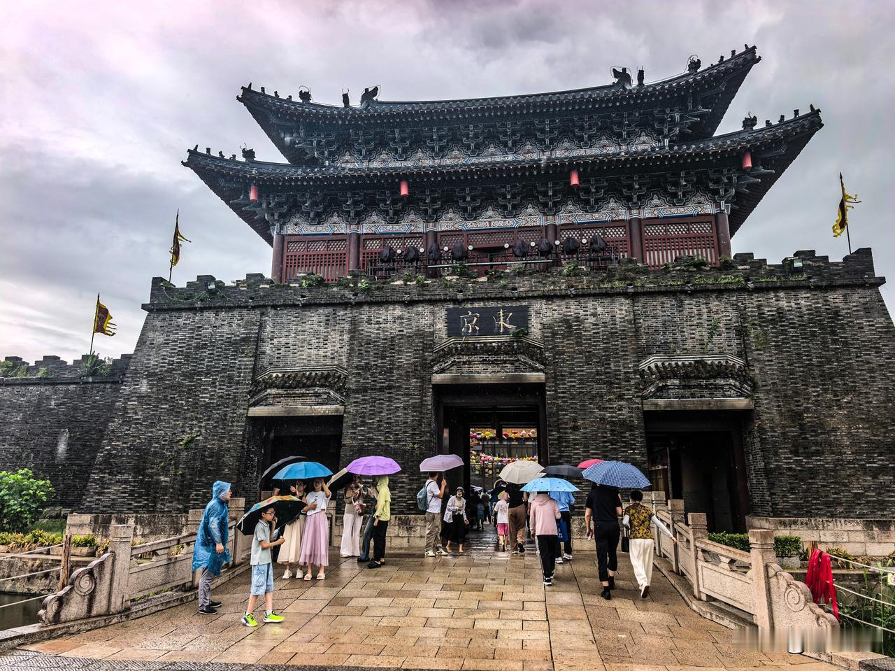 三国水浒城免了150元门票，一个蓝戳子让人一天不自在。无锡旅游去了趟三国水浒城，