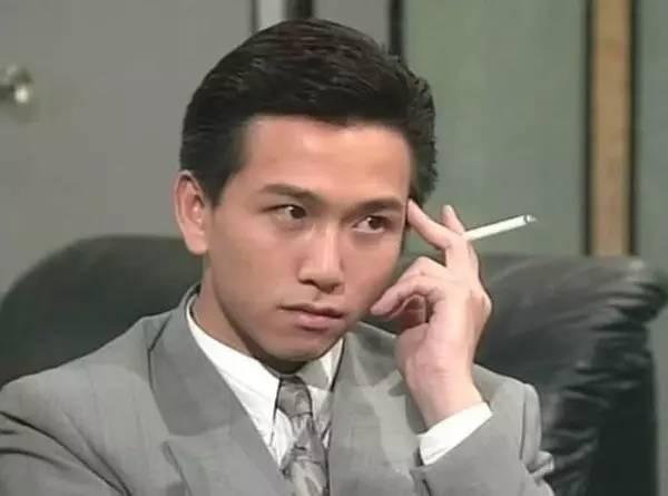 最近重刷港剧《义不容情》，温兆伦在剧中扮演的男二号丁有康真的是童年阴影。
 
这