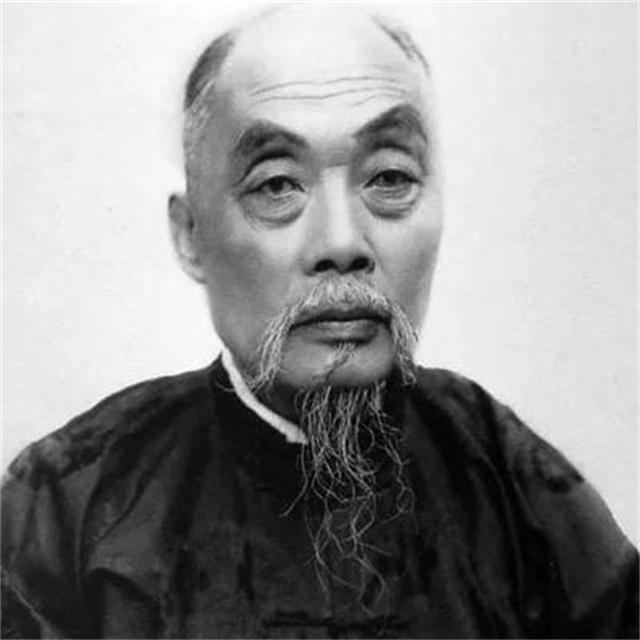 1897年，张骞原配妻子正着急忙慌地为张骞张罗纳妾的事，“一房不行，那就在纳第二