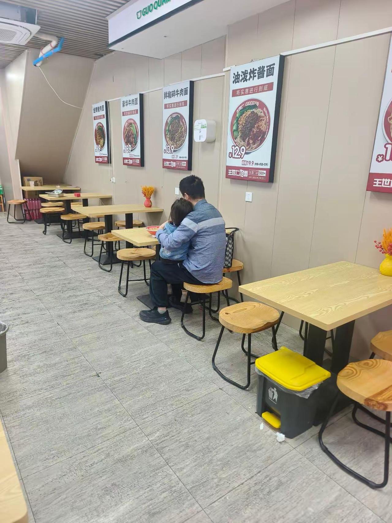 晚上我路过雪山路，顺便去吃了一碗王世仁的面。在店里撞见特别温馨的一幕：小宝贝坐在