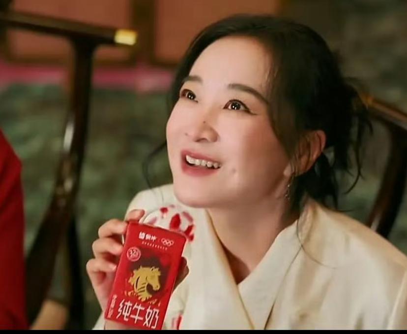 贾玲凭啥能和肖战、易烊千玺、谷爱凌一起拍广告啊
没有说她不好的意思，这姐减肥是很