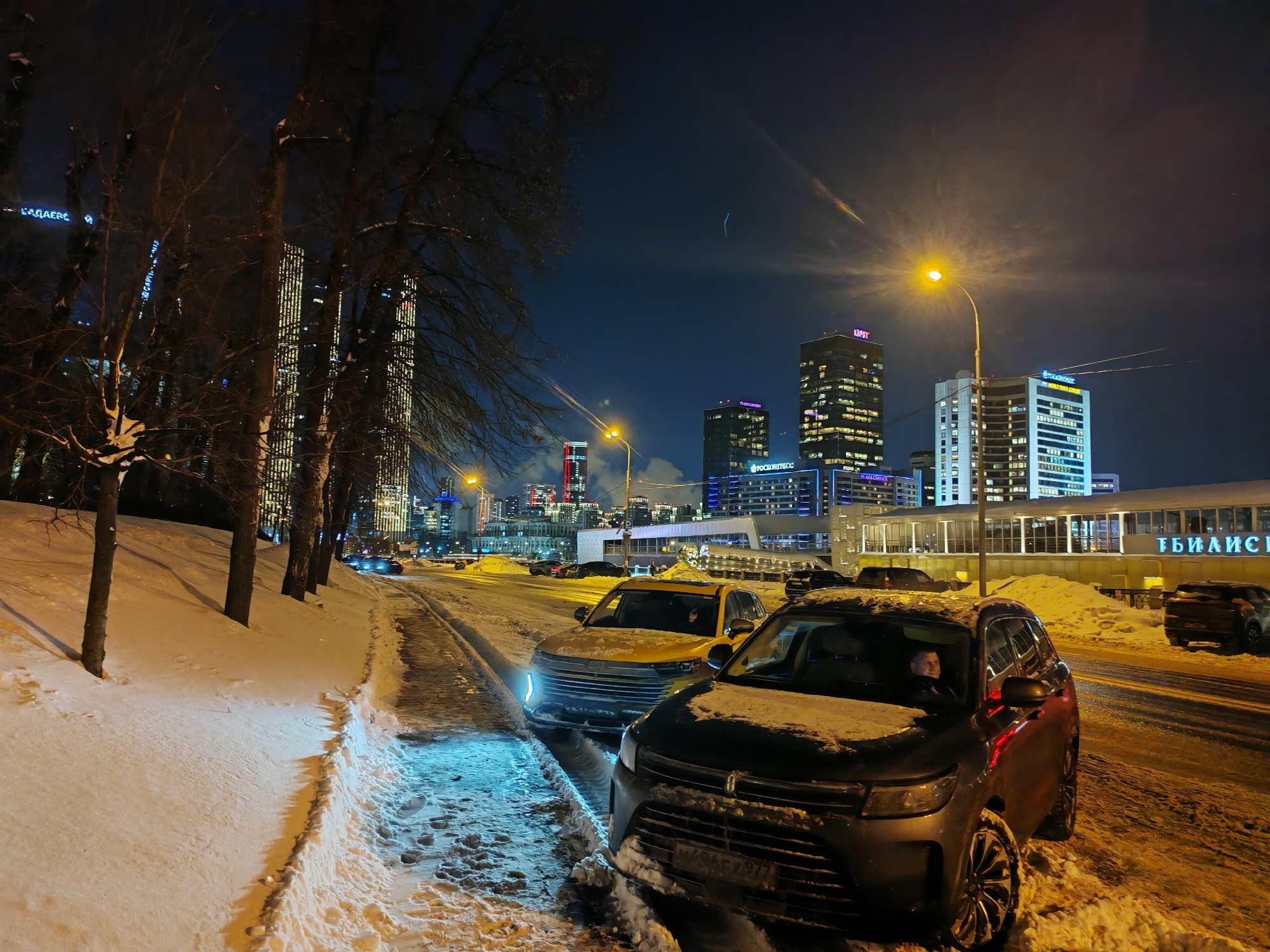 在莫斯科，你能见到各种各样的中国车，中产尤其喜欢红旗和理想…看看，冰天雪地里，停