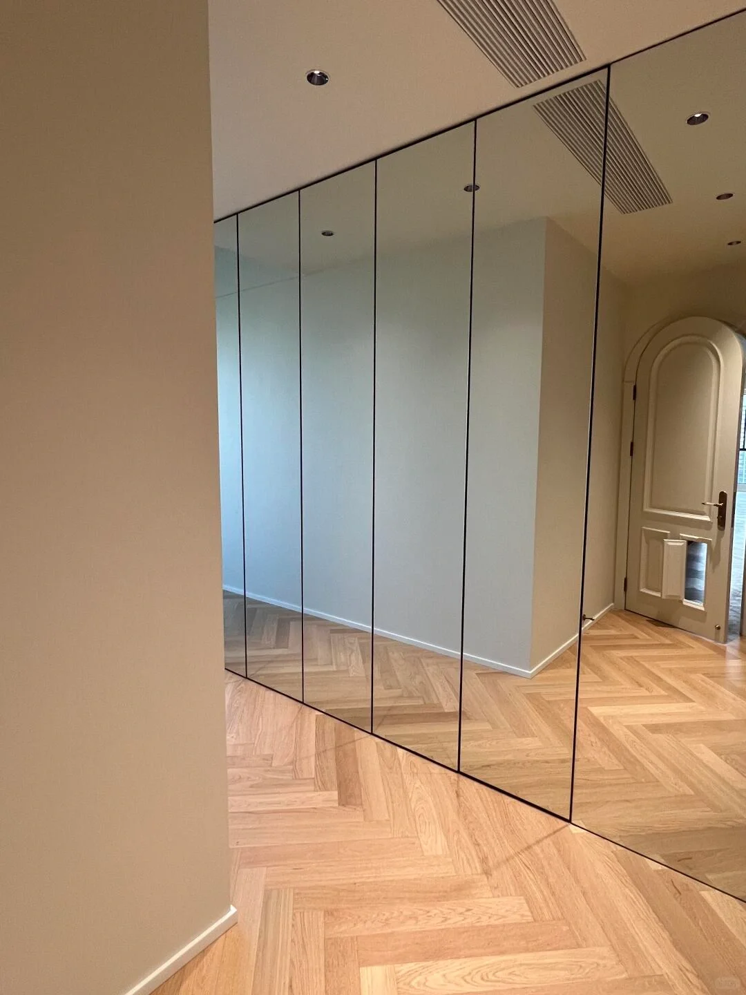 这玻璃门简直亮瞎我的眼