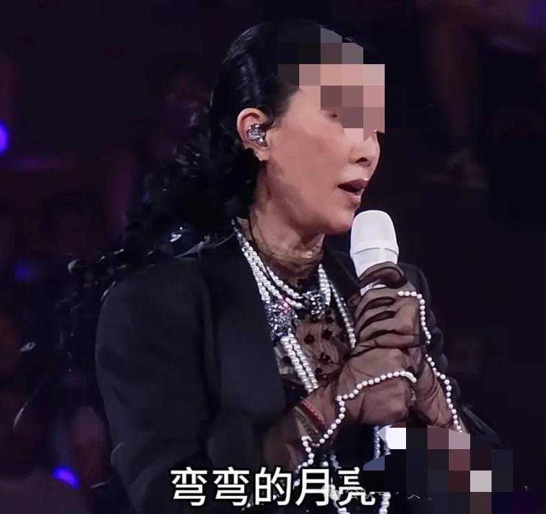 那英成都演唱会，听到刘欢离开的消息，台上哽咽着哼了几句《弯弯的月亮》送老友。
