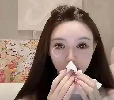 叶珂连着好几天深夜直播，网友追着问她为啥退网，还有黄晓明给钱没。这话刚问出口，她
