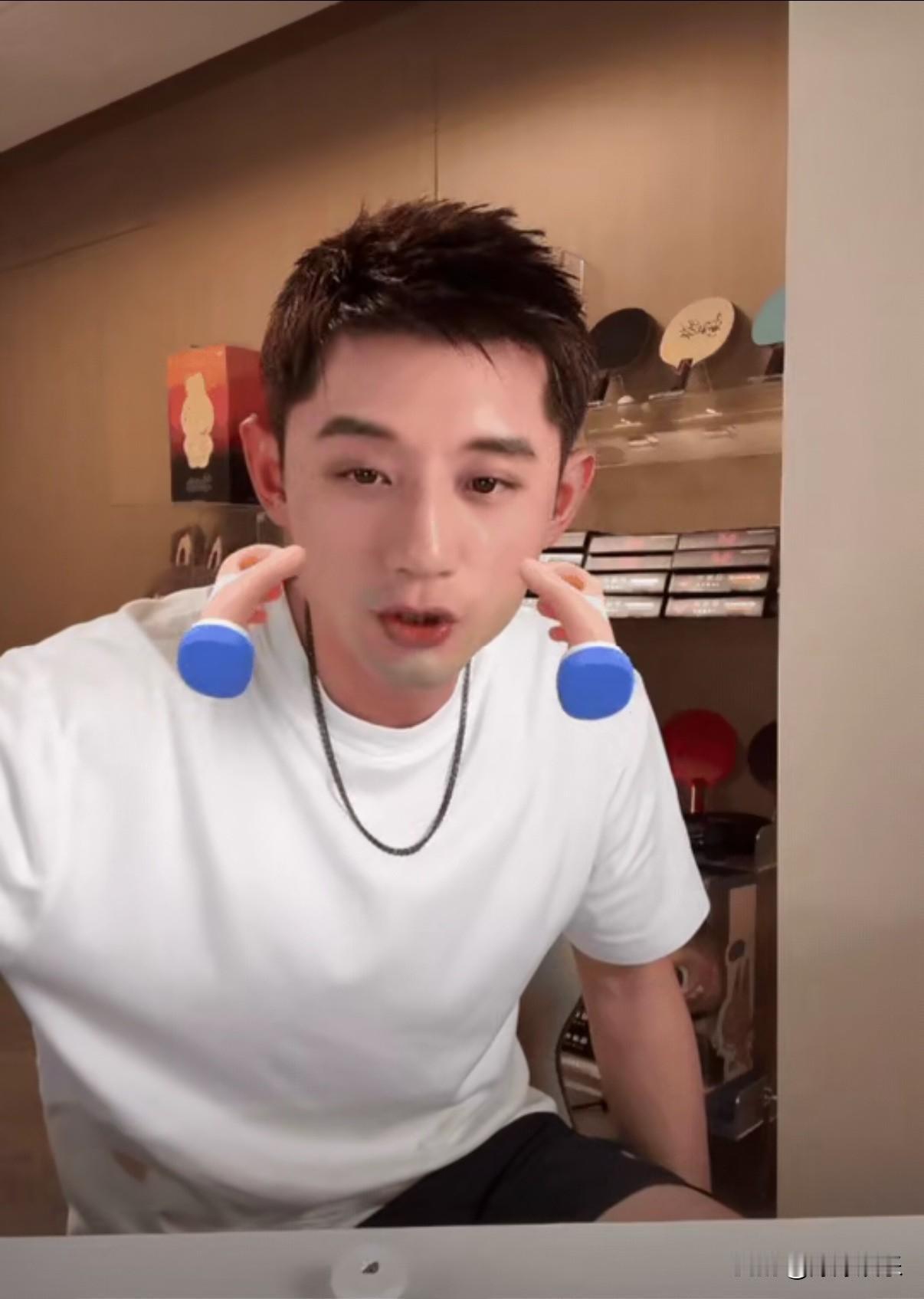 张继科直播间的一段回答太真实了！
有球迷问他和樊振东对战胜率多少
他直言：打1分