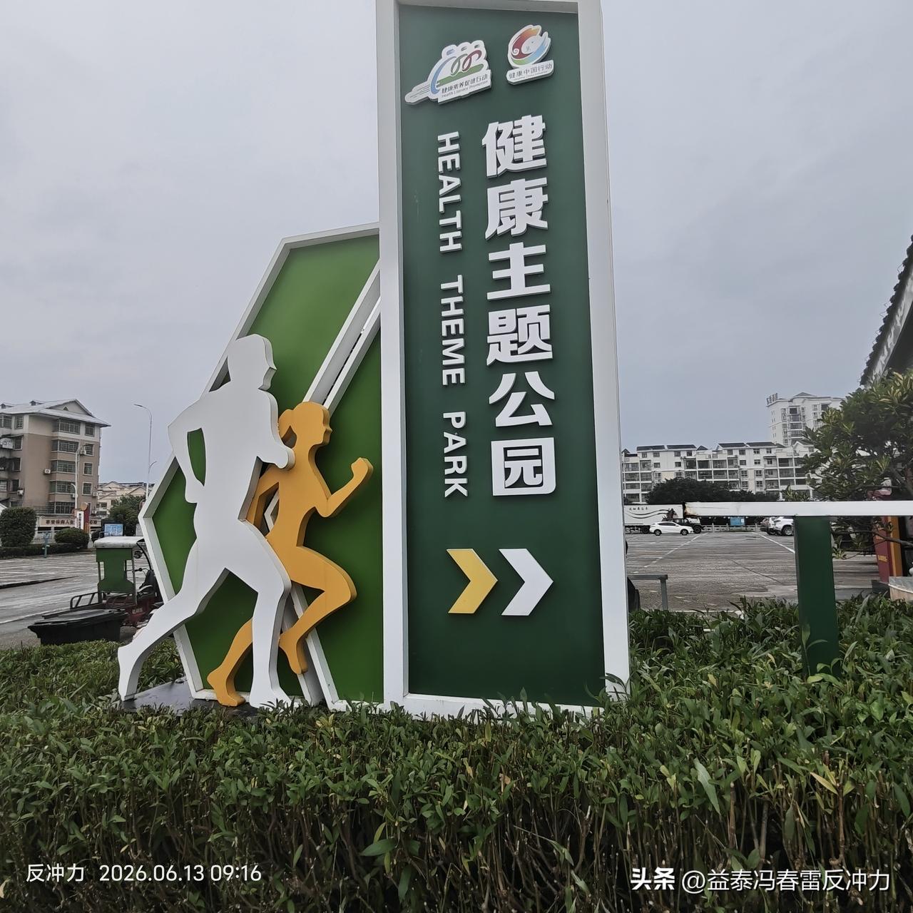 傍晚沿着江边慢悠悠散步，风裹着晚桂的甜香扑在脸上，走累了就拐进巷口那家开了十几年