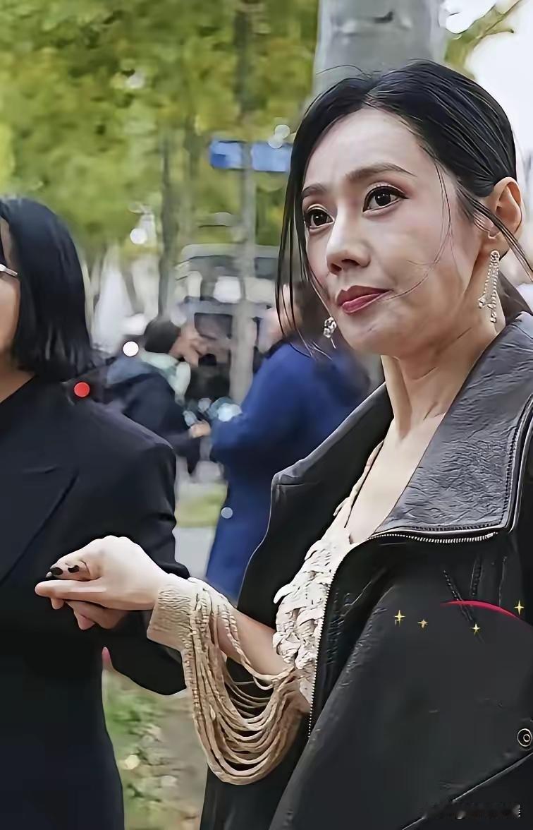 秋瓷炫老了，秋瓷炫垮了，错，秋瓷炫是真的通透了
48岁的秋瓷炫终于活成了闪闪发光