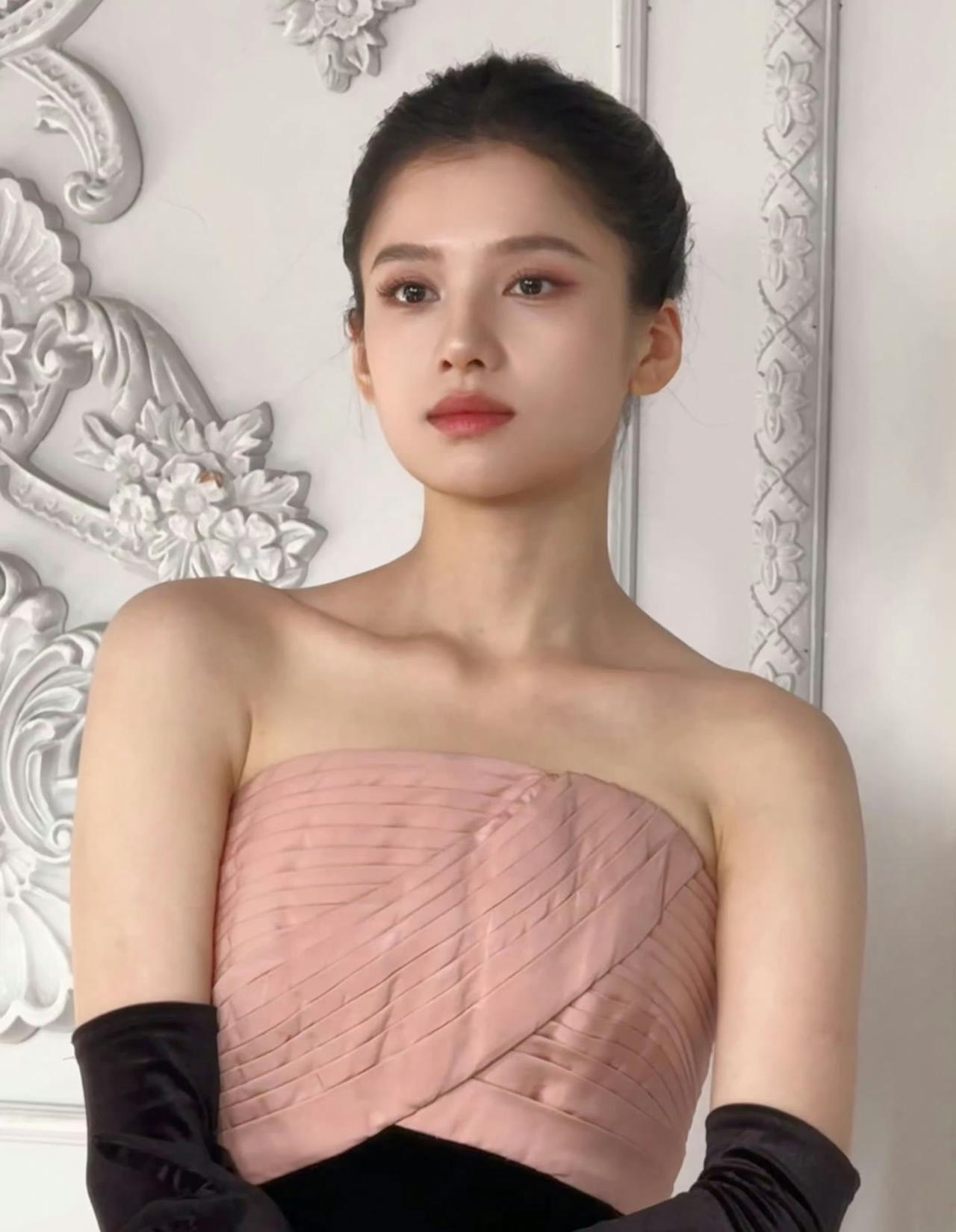 最近张婧仪在出席卡地亚活动的时候搭配的非常靓丽，看起来也很显年轻。

张婧仪上身