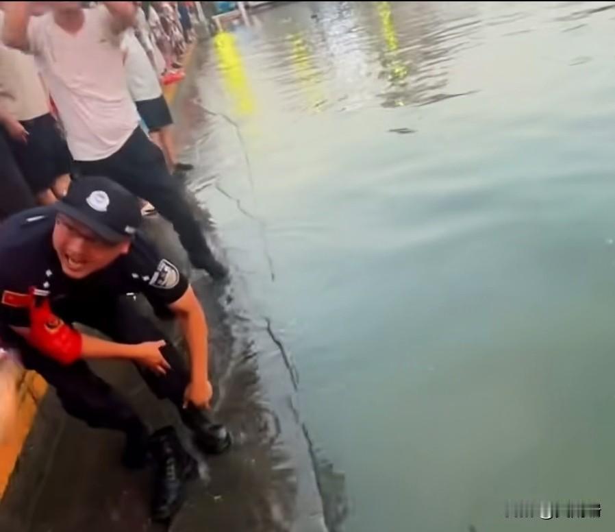 外地一家子去天津海河边游玩，小儿子先失足，大儿子用手捞，也掉下去了，妈妈跟着跳下