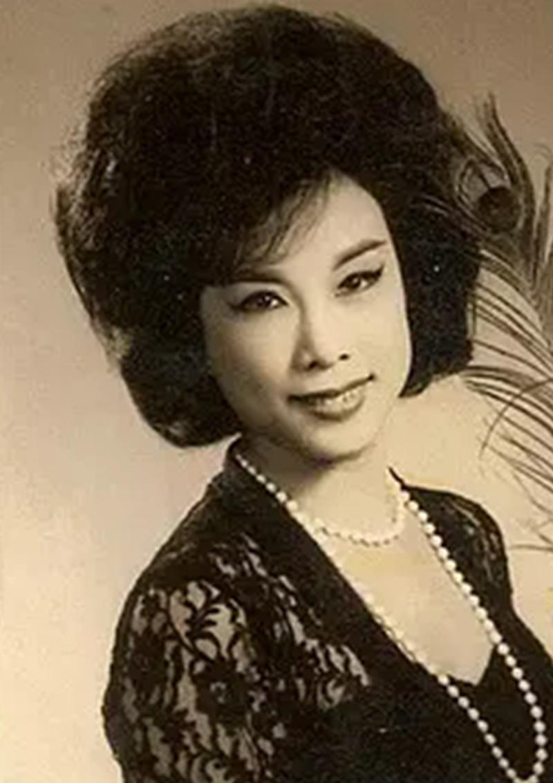 邓碧云（1924年9月27日-1991年3月25日），原名邓芍芙，广东三水人。年