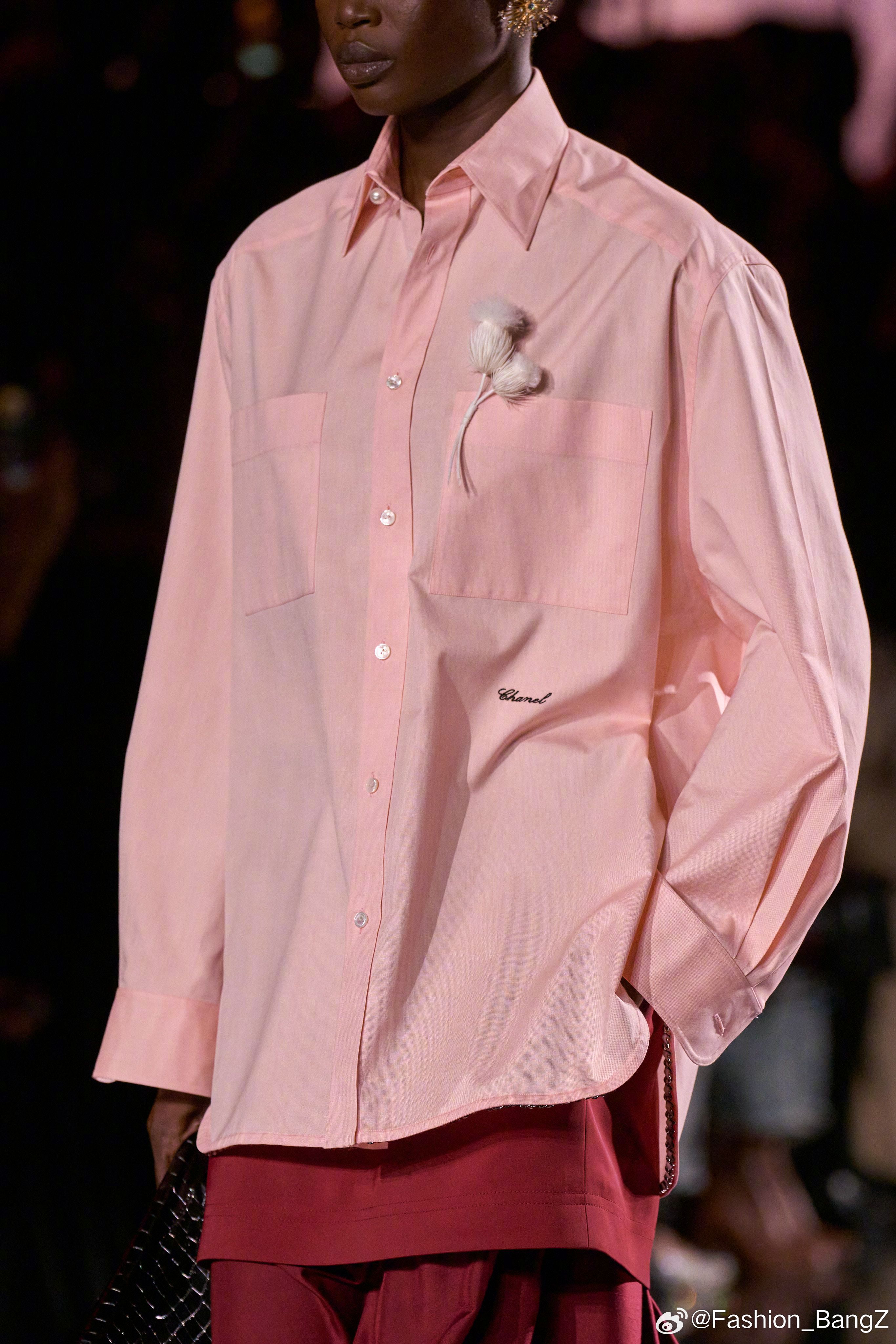 去年10月，Matthieu Blazy 的 CHANEL 首秀预告，是一件白衬