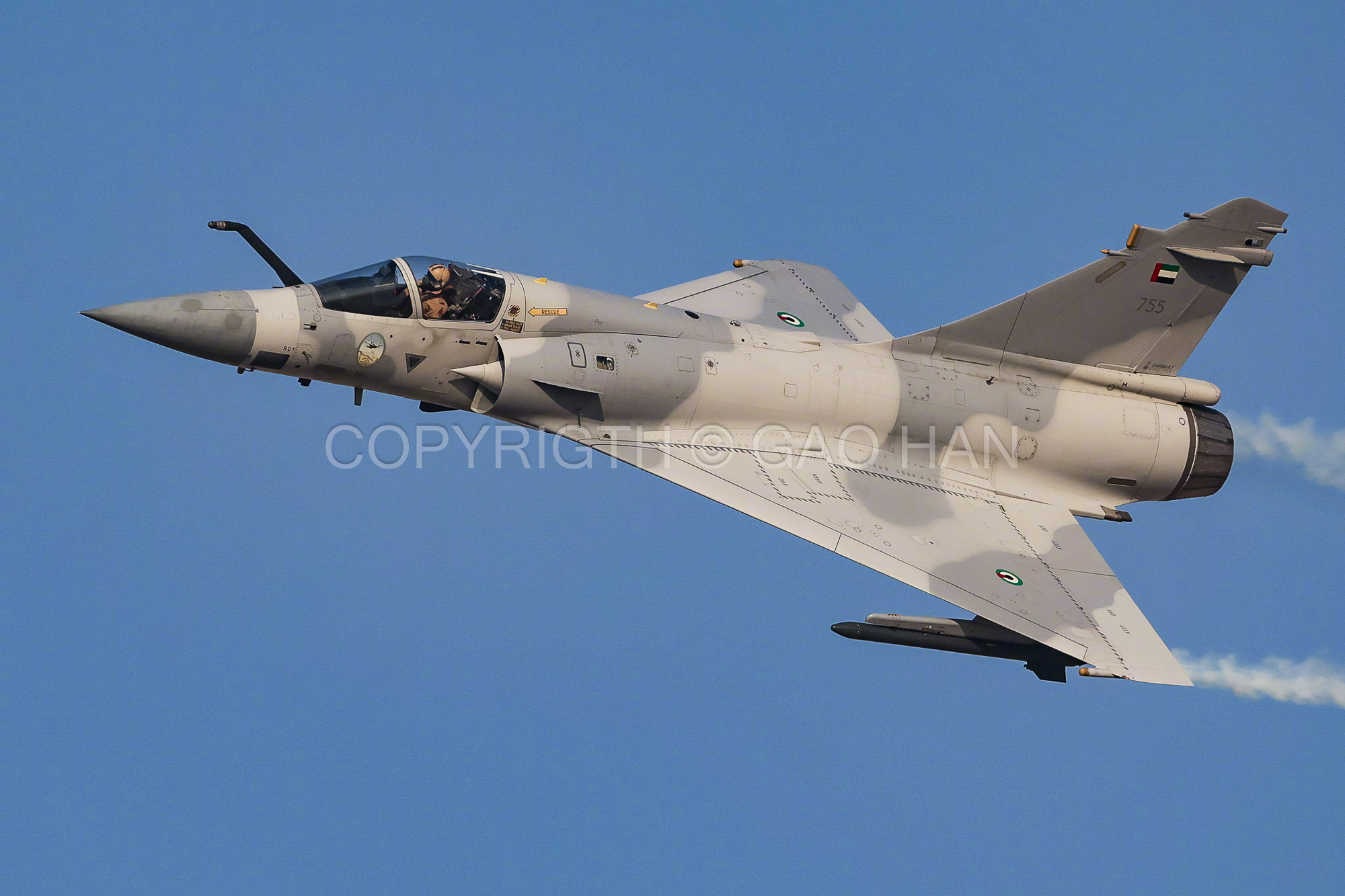 每次迪拜航展上，幻影-2000飞的都比F-16要好，机动动作更多花样。