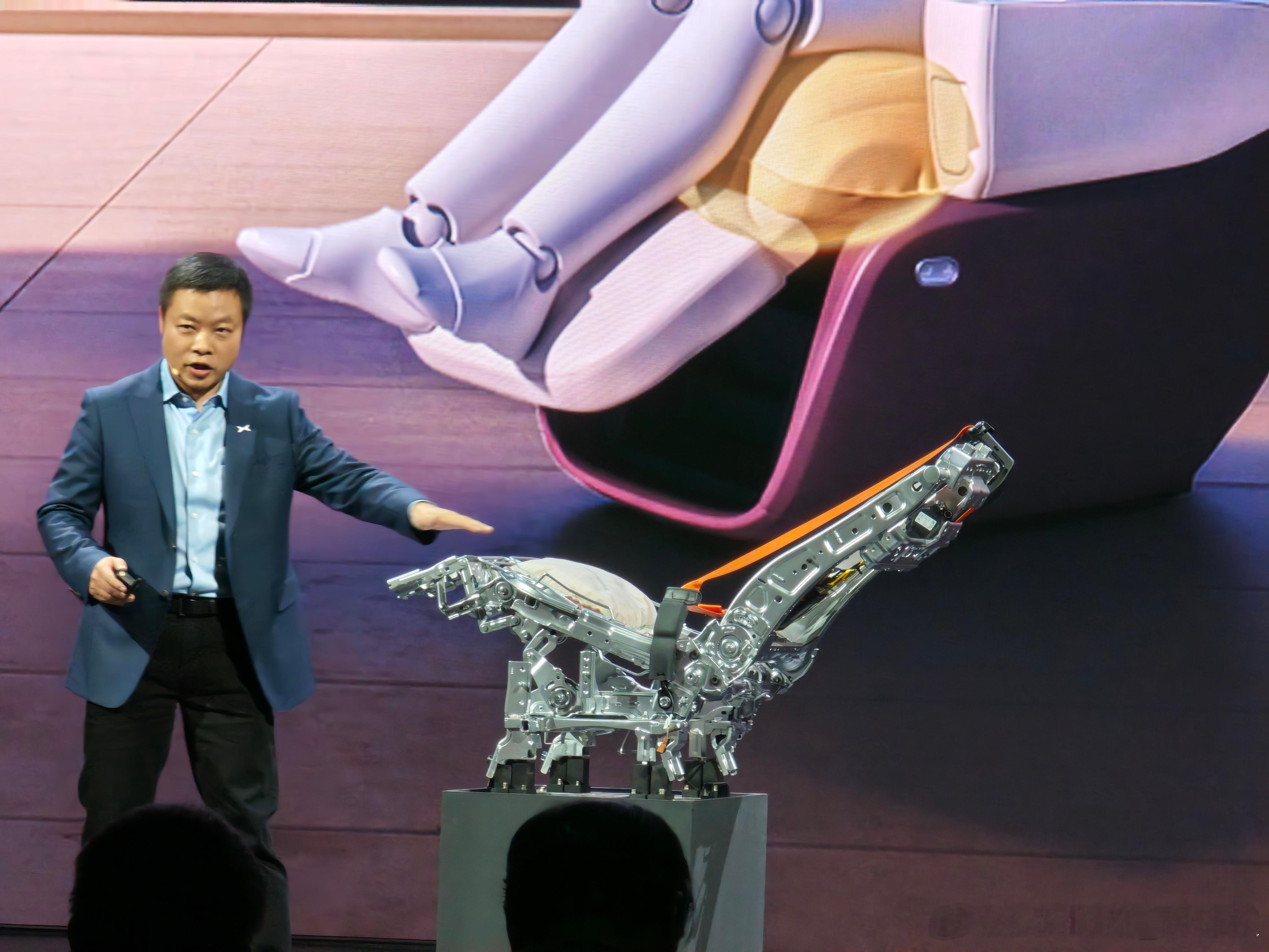 零重力座椅用的安全气囊！小鹏X9也应该是首个可以在行驶中安心使用零重力座椅的车型