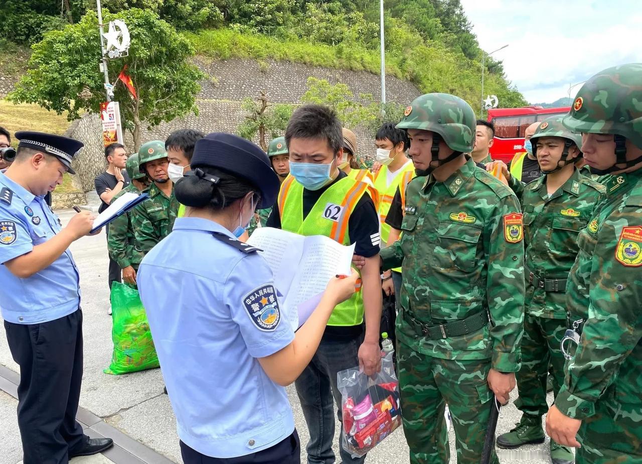 胡志明市警方遣返76名违法中国公民移交中方
胡志明市警方7月27日通报，该市公安