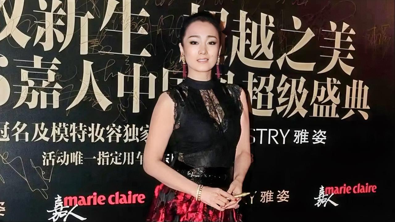 巩俐简介
巩俐1965年生于沈阳，祖籍济南，中戏毕业，新加坡籍实力派女星。她凭《