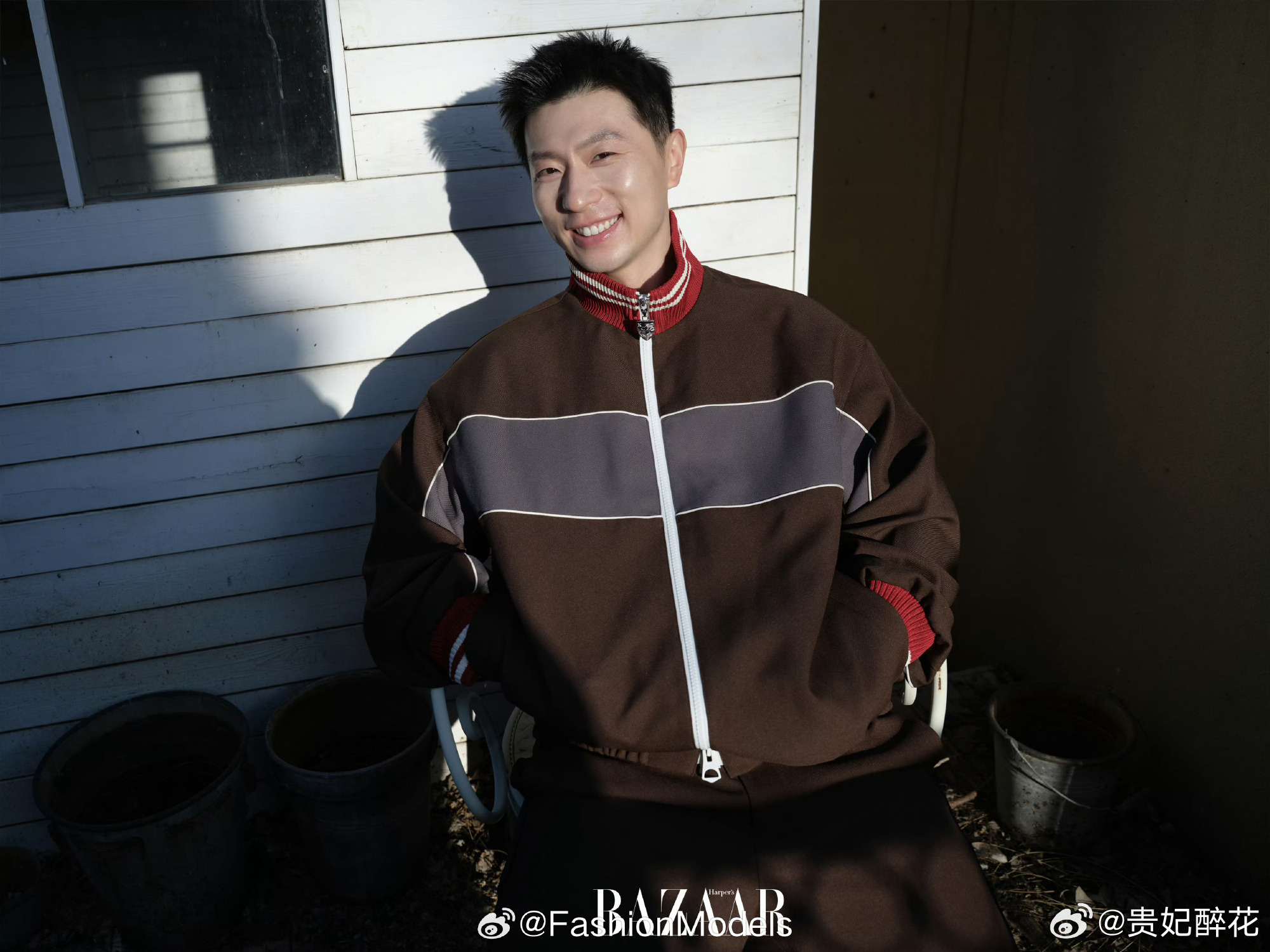 马龙身着PRADA绿色漆皮风衣登上《时尚芭莎》二月刊封面，为马年新春“开局”。这