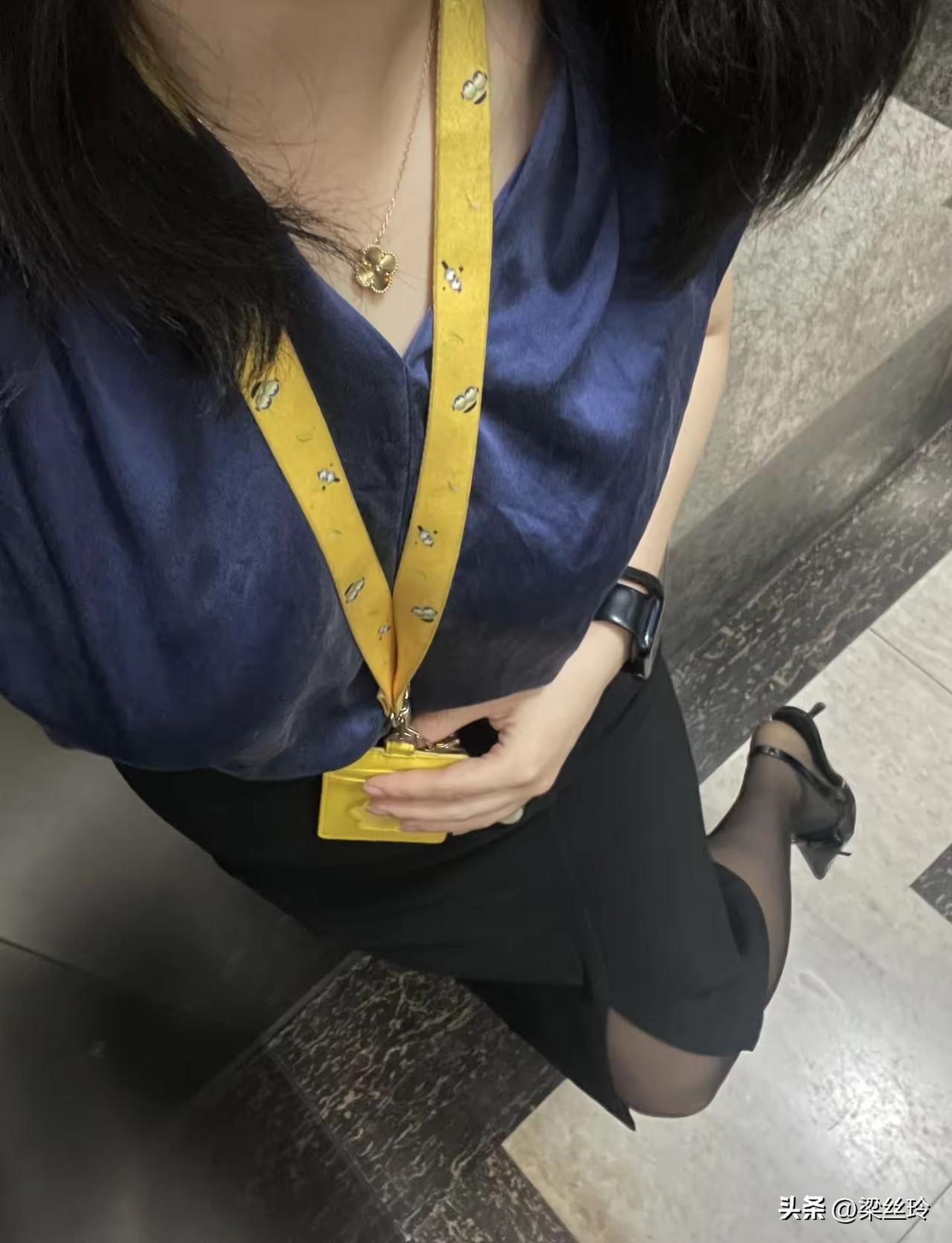 分享一张最近随手拍的照片老板说我今天的穿搭特好看～是吗[笑哭]