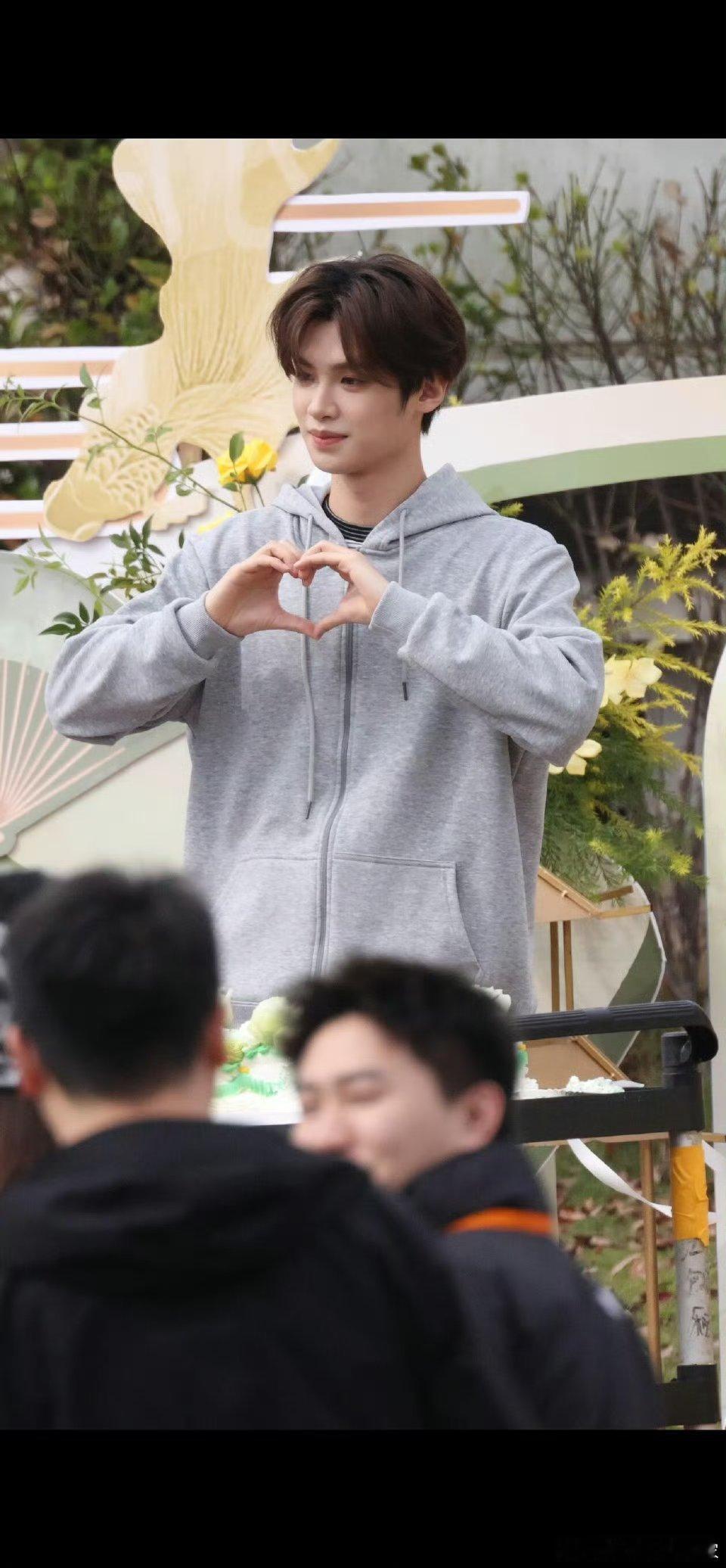 黄明昊《剑来》开机路透，状态真不错啊小贾，现场应援也好热闹 