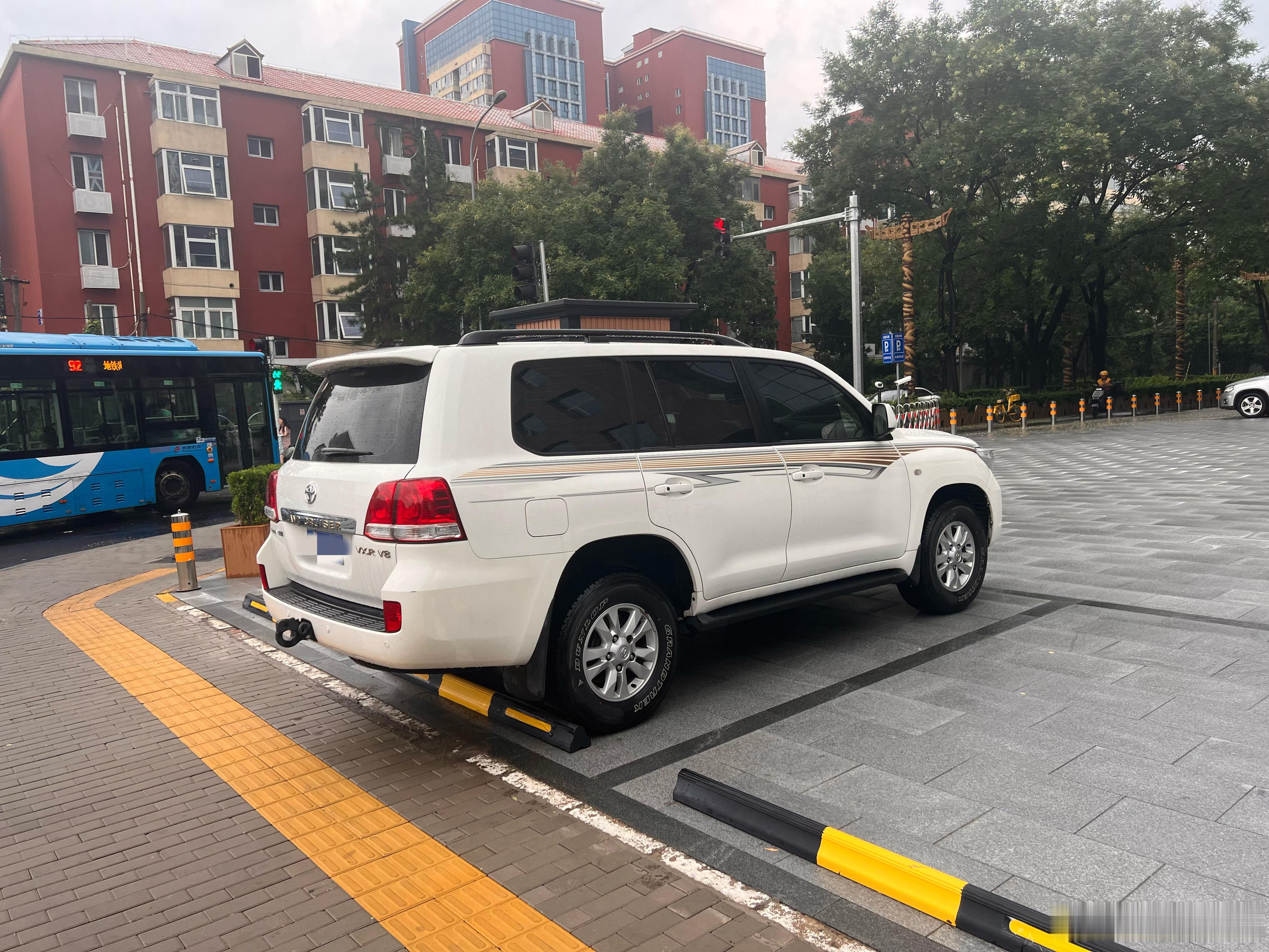 一些偶遇和瞎拍：更换漂亮轮圈的短轴宝马5系，依然很年轻的Saab 9-3、陆地巡
