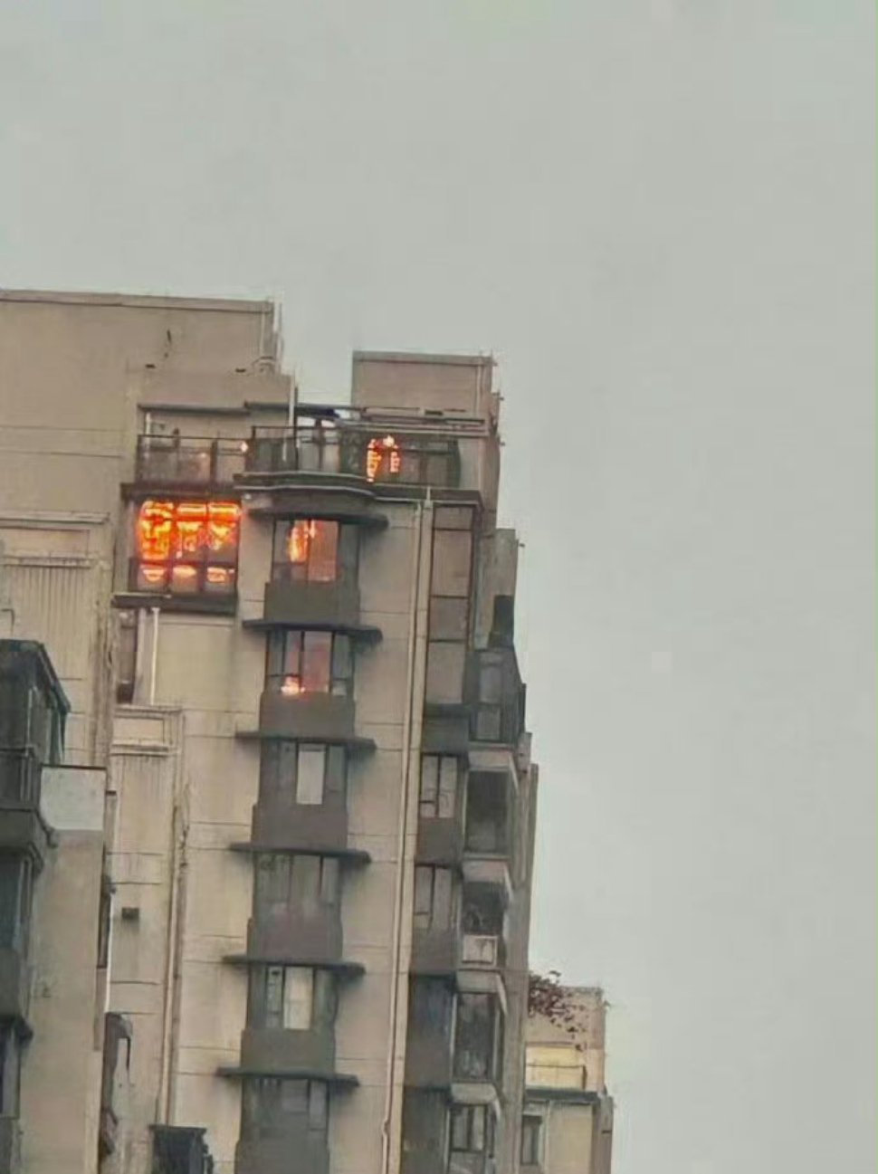 谁家好人把自家装修成这样，对面楼的住户一个月打了6次119 