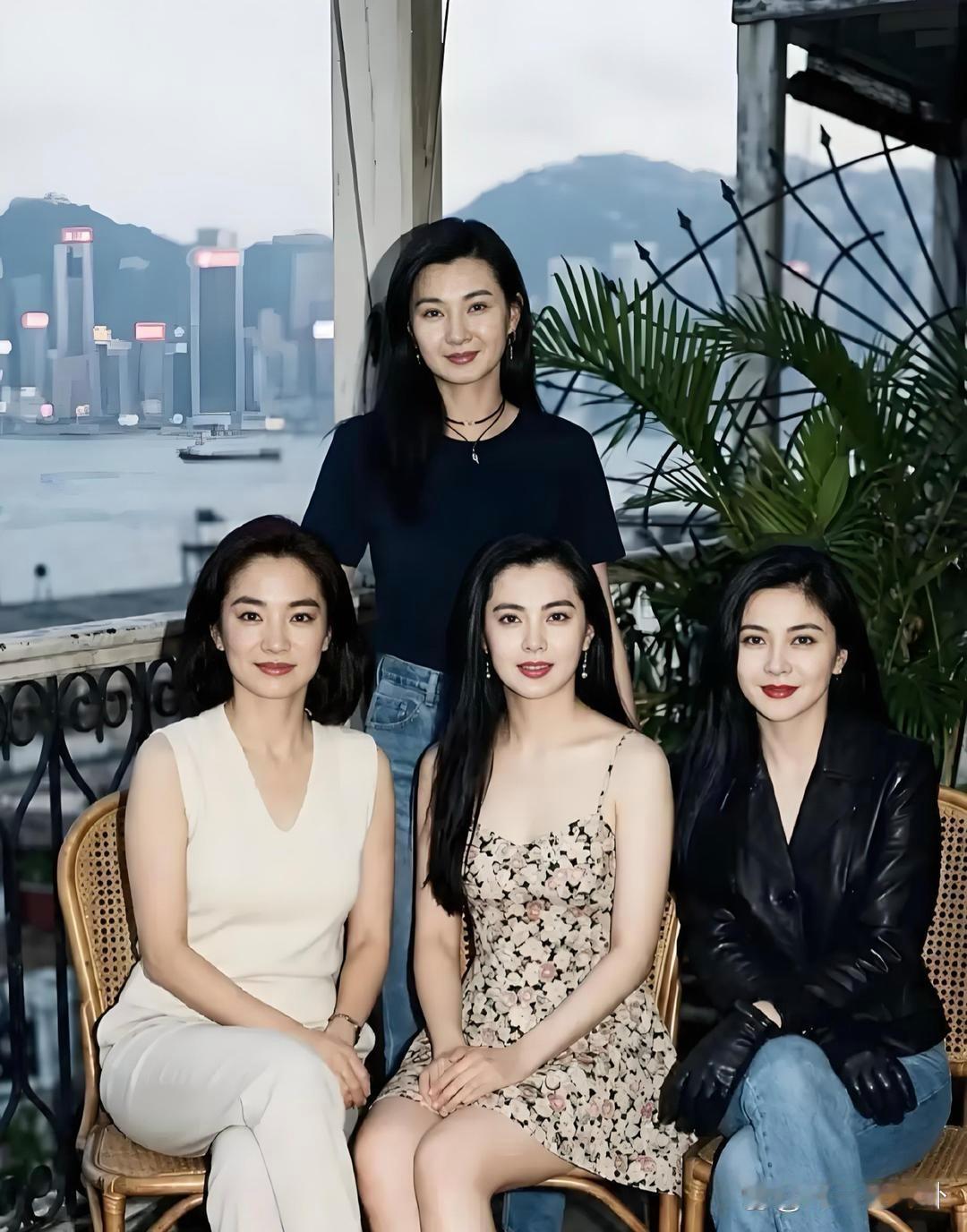 这张四人合影堪称影迷梦寐以求的神仙名场面！
四人穿搭简约日常，美得各有特色，完全