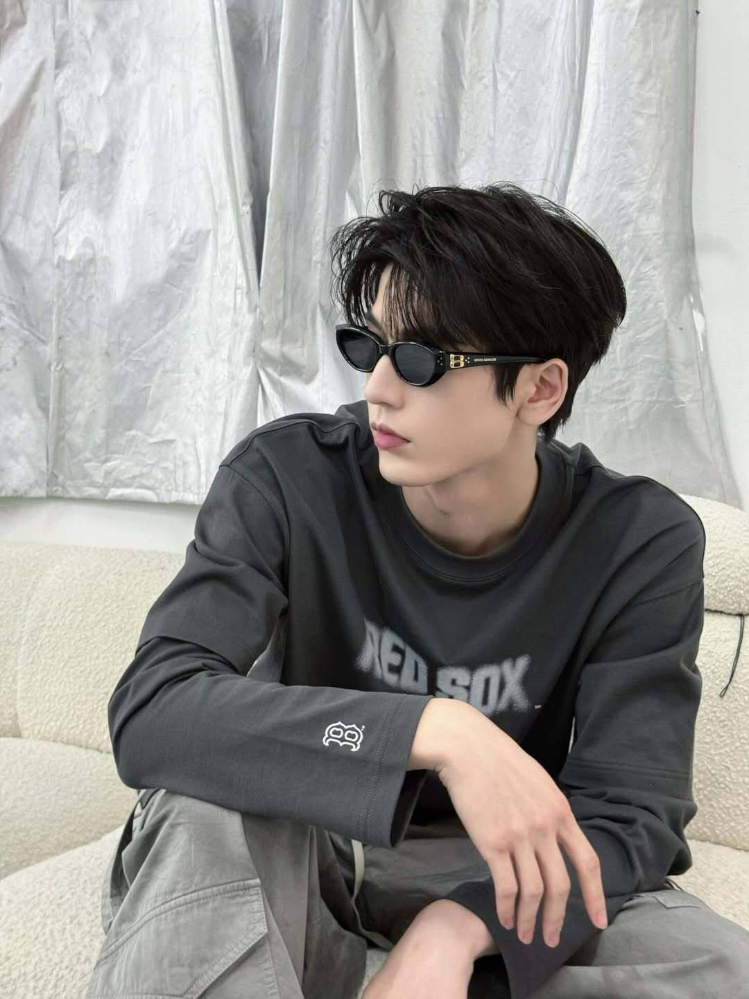 看起来是非常简单的穿搭，但是张凌赫就是这么帅[流鼻血] ​​​