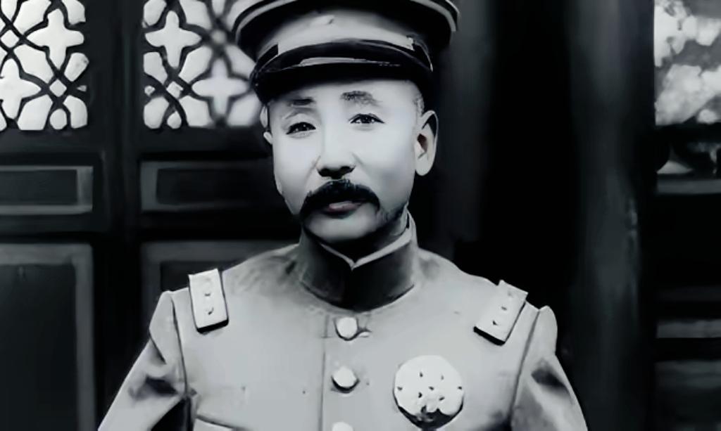 张作霖路过一个修鞋摊，见鞋匠干活慢，抬脚就踢了一下。鞋匠反手就给了他一巴掌，骂道