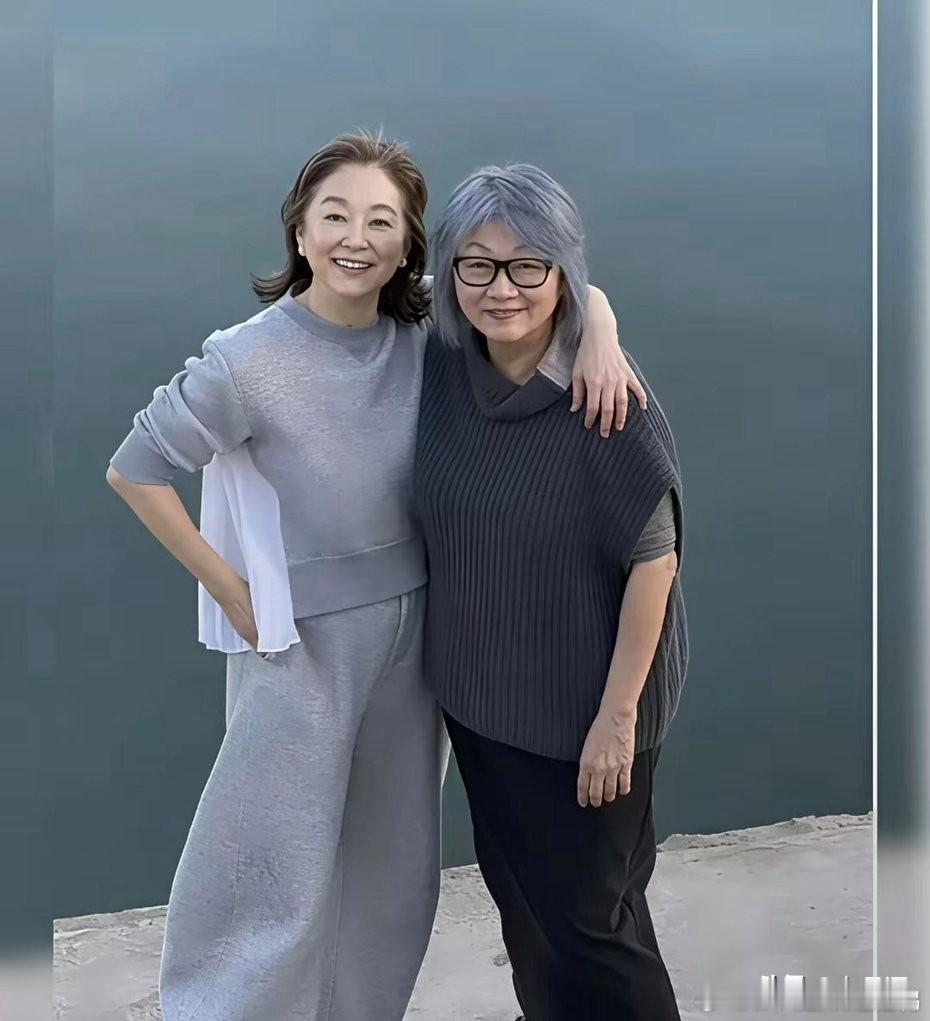 林青霞真的活出了最美的姿态！71岁现身活动现场，素颜出镜真实自然，银发与细纹分明