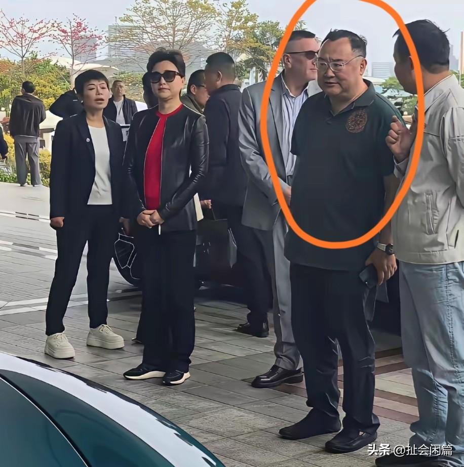 杨澜的丈夫吴征，明显比以前瘦多了，目测最少减掉了50斤。

他是1966年出生的