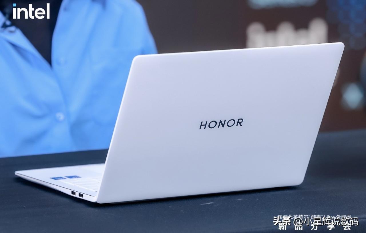 在英特尔的第三代酷睿ultra处理器分享会上，有几款荣耀的笔记本电脑备受好评，它