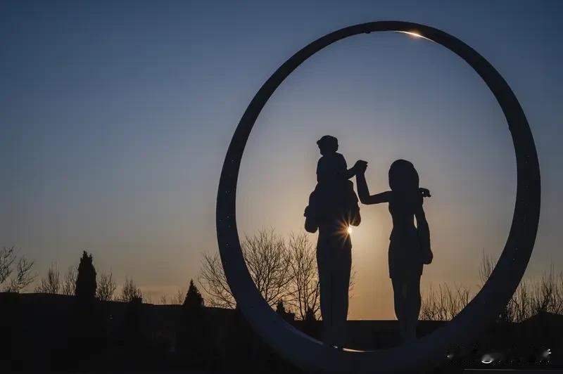 父母的光环未必能照亮孩子的未来。真正的传承不在于留下多少财富，而在于培养孩子独立