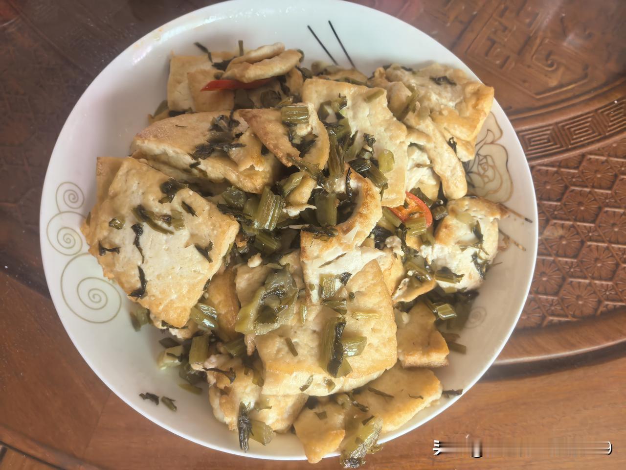 中午，家人又买了一块正宗盐卤豆腐，这是我最爱吃的菜之一。把豆腐两面煎黄，再用自家