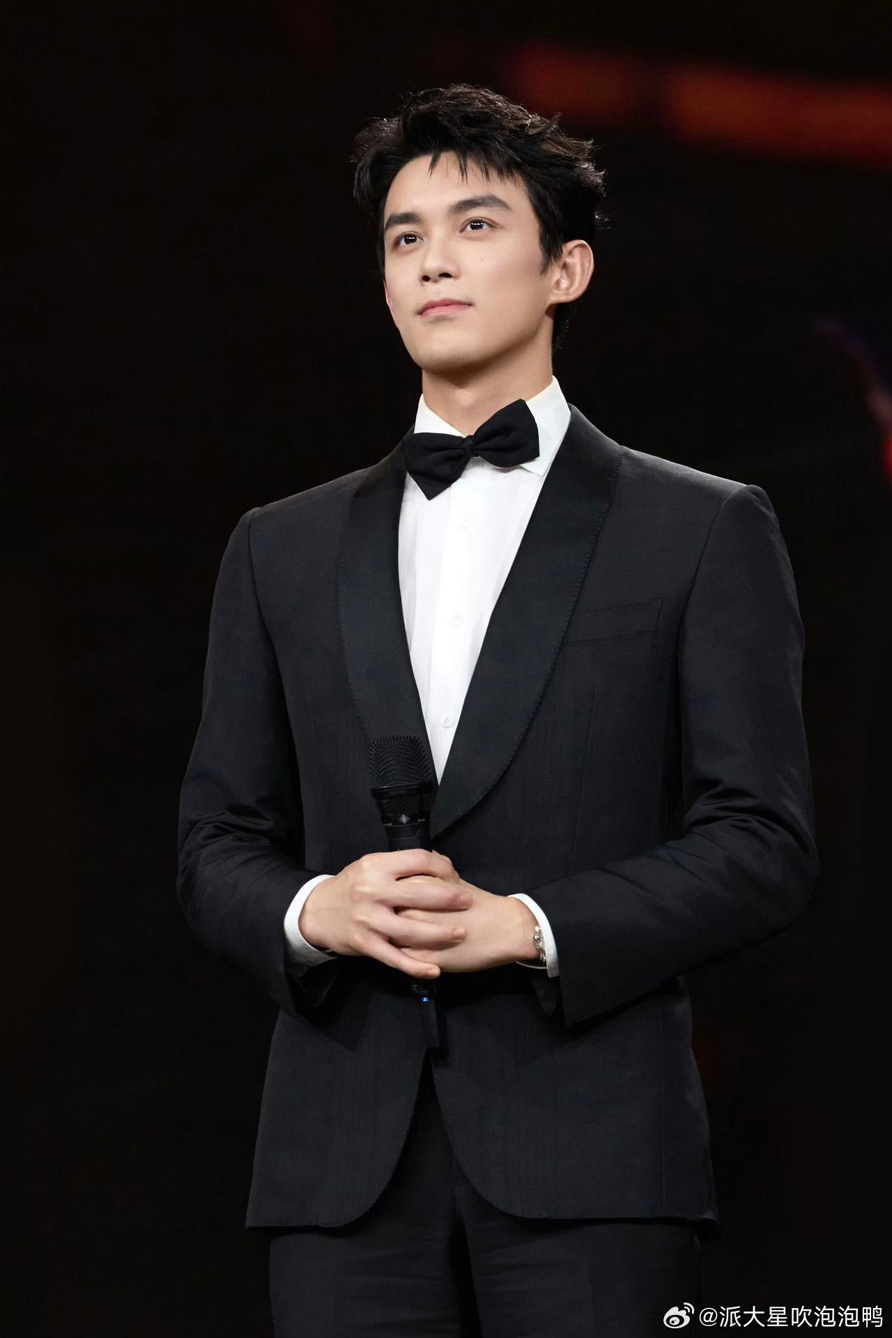 吴磊向香港捐款100万看的人心里暖暖的！吴磊捐赠100万元，为香港受灾同胞出一份