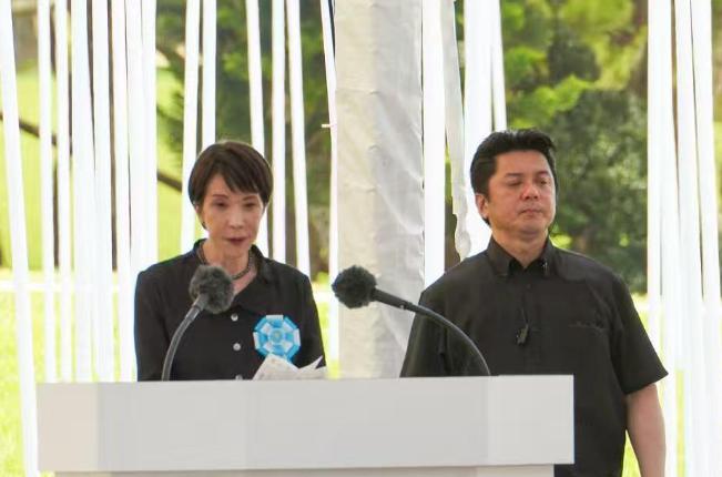高市早苗恐怕做梦都没想到，自己跑到琉球去发表演讲，居然被当地民众直接轰下了台！堂