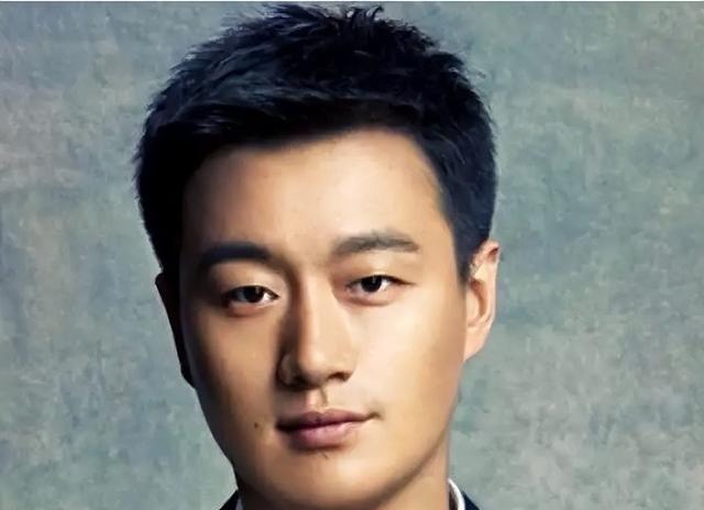 1985年， 佟大为 6岁，当警察的父亲在执行公务时，遭遇车祸成了植物人。佟大为