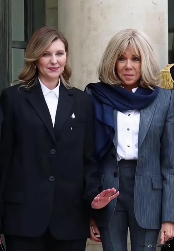 两位国家总统夫人并肩而立，各自绽放着独特的魅力！乌克兰总统夫人容颜绝美，恰似娇艳