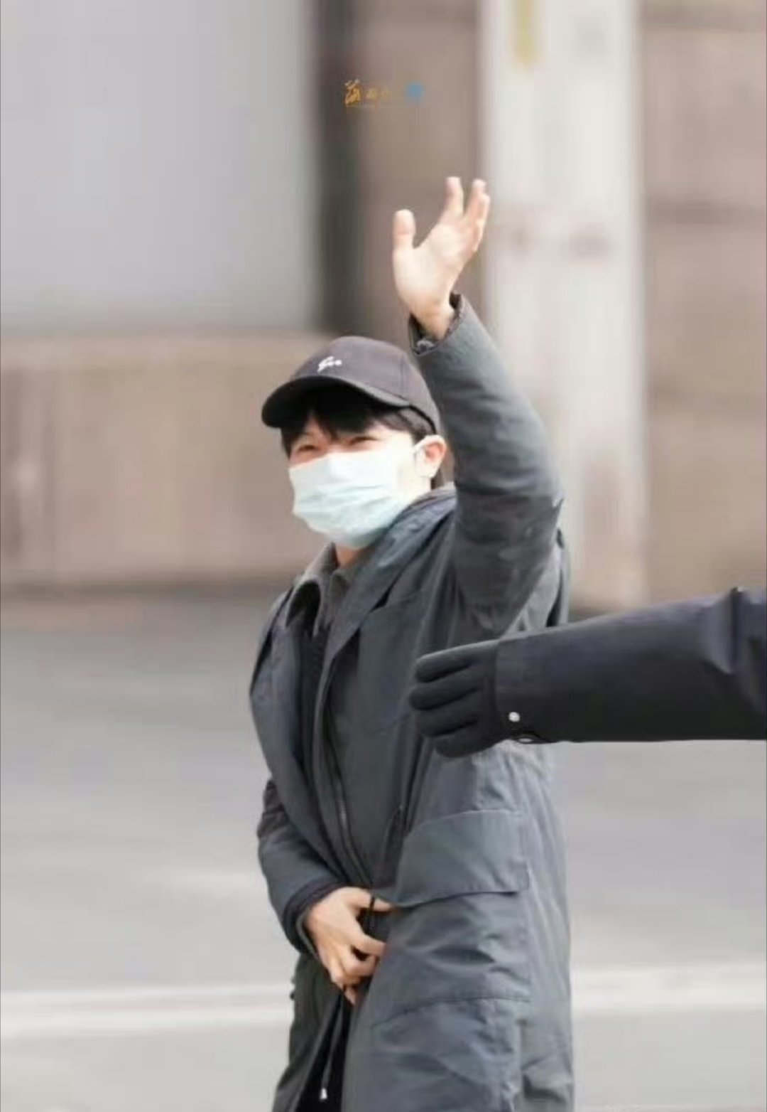 周深又穿着春晚战袍来了，深深每次都带来极致精彩的舞台，期待今年继续闪耀舞台～ 