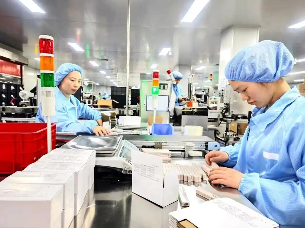 花高价购买的化妆品可能是假货香水。
 
一名记者调查发现，当地有个化妆品工厂并非