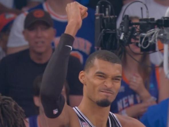 NBA总决赛，尼克斯对阵马刺的G4比赛中，出现了非常奇葩的一幕。第三节比赛已经打